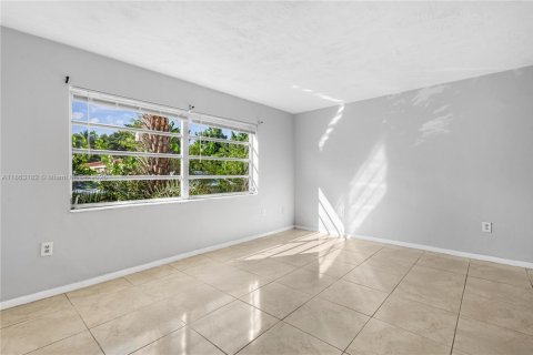 House in North Miami Beach, Florida 1 bedroom, 787.07 sq.m. № 1890510 - photo 3