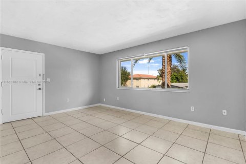 House in North Miami Beach, Florida 1 bedroom, 787.07 sq.m. № 1890510 - photo 10