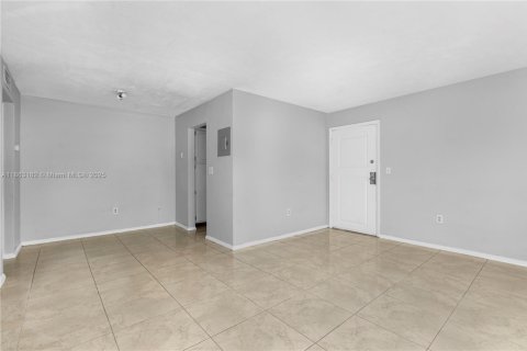 House in North Miami Beach, Florida 1 bedroom, 787.07 sq.m. № 1890510 - photo 4