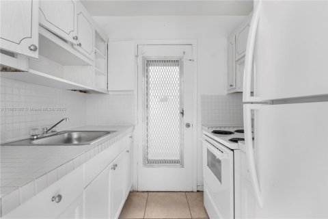 House in North Miami Beach, Florida 1 bedroom, 787.07 sq.m. № 1890510 - photo 6