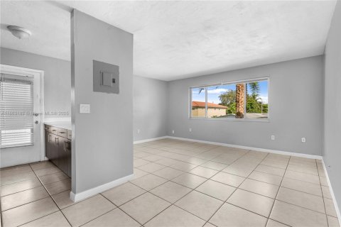 House in North Miami Beach, Florida 1 bedroom, 787.07 sq.m. № 1890510 - photo 12