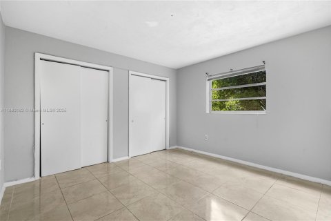 House in North Miami Beach, Florida 1 bedroom, 787.07 sq.m. № 1890510 - photo 9