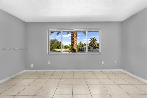 House in North Miami Beach, Florida 1 bedroom, 787.07 sq.m. № 1890510 - photo 11