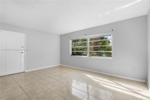 House in North Miami Beach, Florida 1 bedroom, 787.07 sq.m. № 1890510 - photo 2
