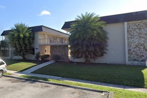 House in North Miami Beach, Florida 1 bedroom, 787.07 sq.m. № 1890510 - photo 18