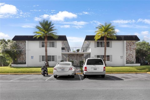 House in North Miami Beach, Florida 1 bedroom, 787.07 sq.m. № 1890510 - photo 1