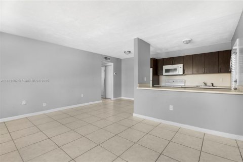 House in North Miami Beach, Florida 1 bedroom, 787.07 sq.m. № 1890510 - photo 13