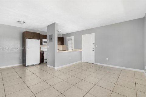 House in North Miami Beach, Florida 1 bedroom, 787.07 sq.m. № 1890510 - photo 14