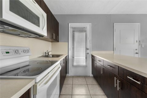 House in North Miami Beach, Florida 1 bedroom, 787.07 sq.m. № 1890510 - photo 15