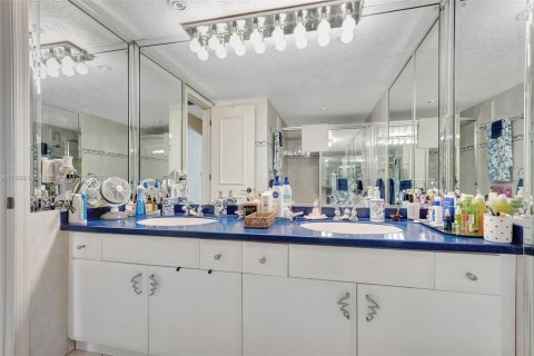 Villa ou maison à vendre à Fort Lauderdale, Floride: 3 chambres, 240.06 m2 № 1949576 - photo 4