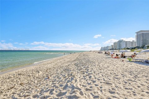 Купить кондоминиум в Майами-Бич, Флорида 2 спальни, 98.94м2, № 1988511 - фото 4