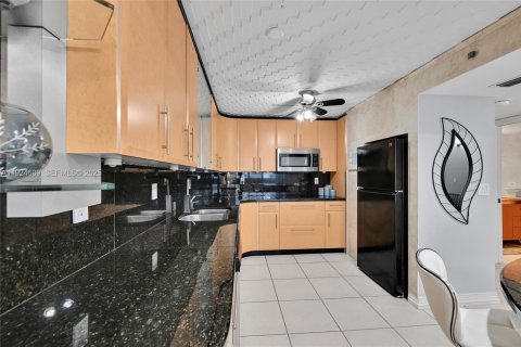 Купить кондоминиум в Майами-Бич, Флорида 2 спальни, 98.94м2, № 1988511 - фото 9