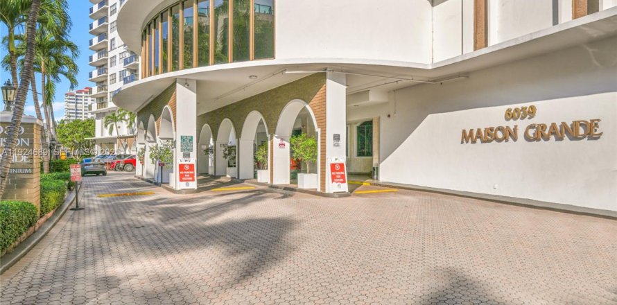 Кондоминиум с 2 спальнями в Майами-Бич, Флорида № 1988511