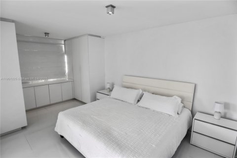 Condo in Miami Beach, Florida, 2 bedrooms  № 1951519 - photo 22
