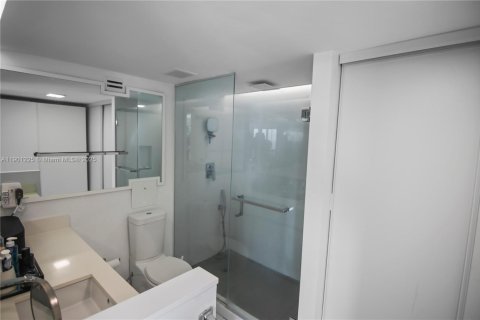 Condo in Miami Beach, Florida, 2 bedrooms  № 1951519 - photo 24