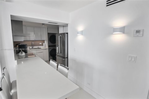 Condo in Miami Beach, Florida, 2 bedrooms  № 1951519 - photo 17