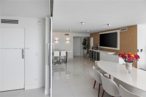 Condo in Miami Beach, Florida, 2 bedrooms  № 1951519 - photo 13