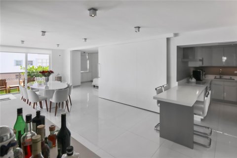 Condo in Miami Beach, Florida, 2 bedrooms  № 1951519 - photo 15