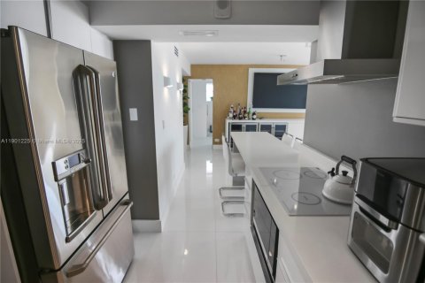 Condo in Miami Beach, Florida, 2 bedrooms  № 1951519 - photo 16