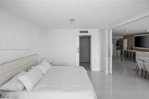 Condo in Miami Beach, Florida, 2 bedrooms  № 1951519 - photo 23