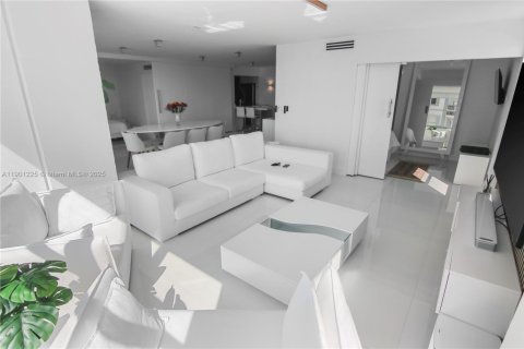 Condo in Miami Beach, Florida, 2 bedrooms  № 1951519 - photo 8