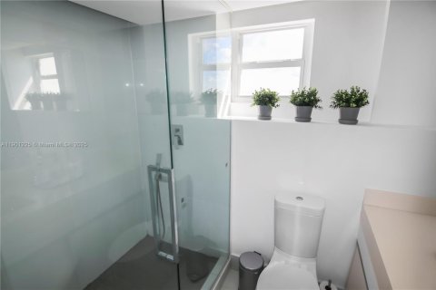 Condo in Miami Beach, Florida, 2 bedrooms  № 1951519 - photo 29