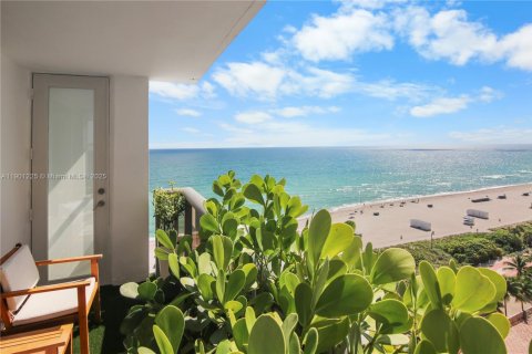 Condo in Miami Beach, Florida, 2 bedrooms  № 1951519 - photo 1