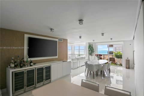 Condo in Miami Beach, Florida, 2 bedrooms  № 1951519 - photo 12