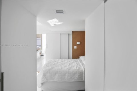 Condo in Miami Beach, Florida, 2 bedrooms  № 1951519 - photo 25