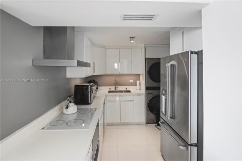 Condo in Miami Beach, Florida, 2 bedrooms  № 1951519 - photo 19