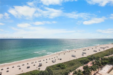 Condo in Miami Beach, Florida, 2 bedrooms  № 1951519 - photo 2