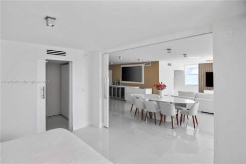 Condo in Miami Beach, Florida, 2 bedrooms  № 1951519 - photo 10