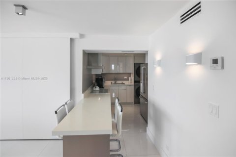 Condo in Miami Beach, Florida, 2 bedrooms  № 1951519 - photo 20