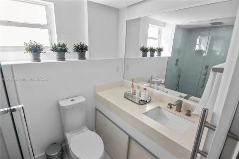 Condo in Miami Beach, Florida, 2 bedrooms  № 1951519 - photo 28