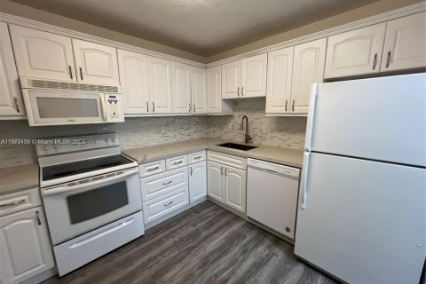 Copropriété à louer à Miami, Floride: 1 chambre, 66.15 m2 № 1923433 - photo 1