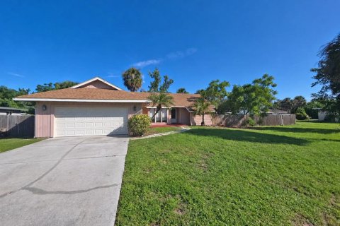 House in Venice, Florida 3 bedrooms, 123.75 sq.m. № 2295225