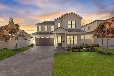 House in Winter Park, Florida 5 bedrooms, 302.12 sq.m. № 2100021