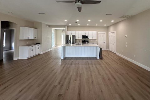 Villa ou maison à louer à North Port, Floride: 3 chambres, 180.32 m2 № 2280144 - photo 2