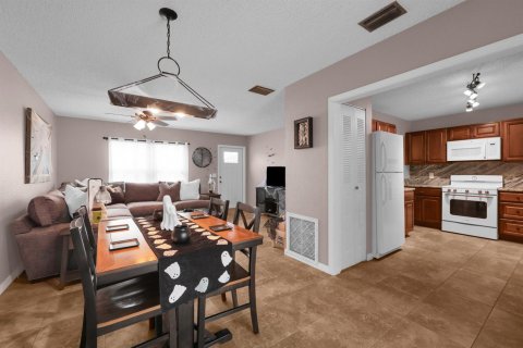 Villa ou maison à vendre à Port St. Lucie, Floride: 3 chambres, 176.14 m2 № 2407497 - photo 11