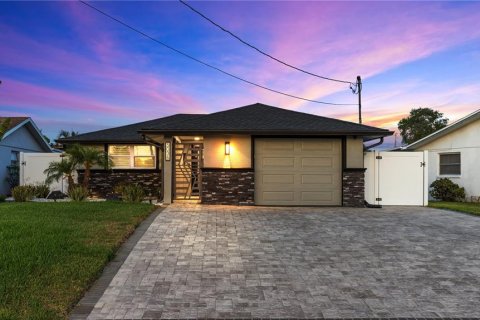 House in New Port Richey, Florida 2 bedrooms, 115.2 sq.m. № 1673229 - photo 1