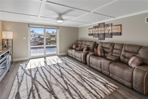 House in New Port Richey, Florida 2 bedrooms, 115.2 sq.m. № 1673229 - photo 13
