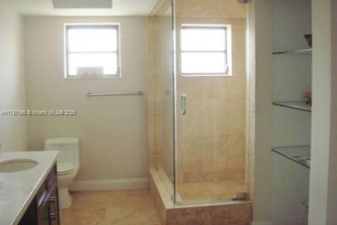 Casa en venta en Coral Gables, Florida, 5 dormitorios, 304.25 m2 № 1960468 - foto 19