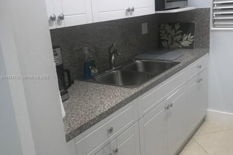 Copropriété à louer à Miami Beach, Floride: 1 chambre, 54.72 m2 № 1982992 - photo 6