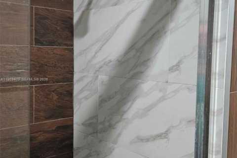 House in Miami, Florida 2 bedrooms, 72.74 sq.m. № 2017903 - photo 6