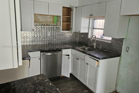 House in Miami, Florida 2 bedrooms, 72.74 sq.m. № 2017903 - photo 11