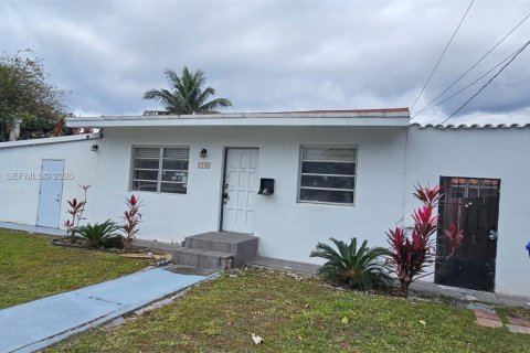 House in Miami, Florida 2 bedrooms, 72.74 sq.m. № 2017903 - photo 2