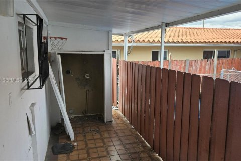 House in Miami, Florida 2 bedrooms, 72.74 sq.m. № 2017903 - photo 4