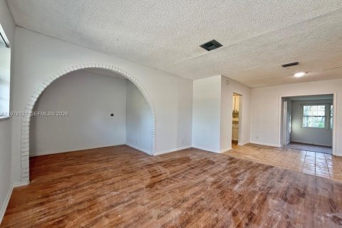 Снять в аренду виллу или дом в Норт-Лодердейл, Флорида 4 спальни, 137.5м2, № 2040263 - фото 3