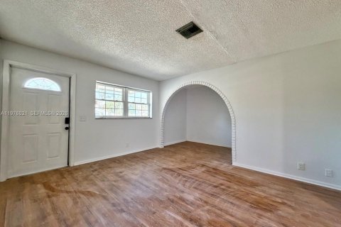 Снять в аренду виллу или дом в Норт-Лодердейл, Флорида 4 спальни, 137.5м2, № 2040263 - фото 2