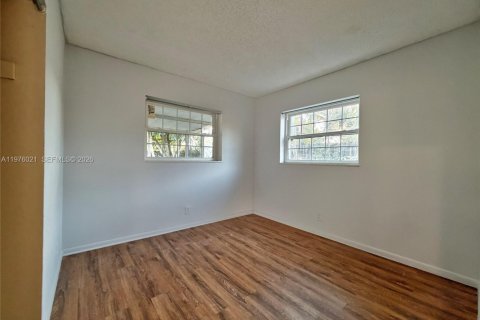 Снять в аренду виллу или дом в Норт-Лодердейл, Флорида 4 спальни, 137.5м2, № 2040263 - фото 12